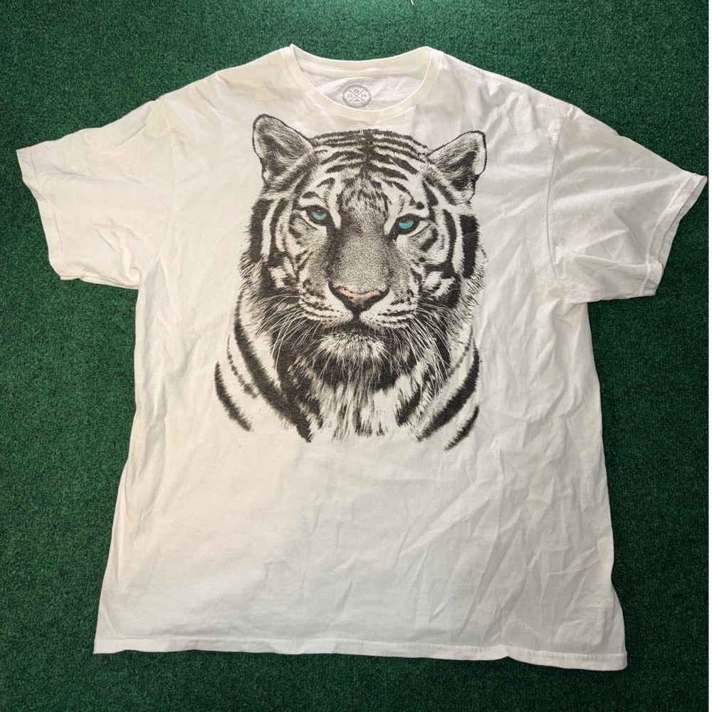 DOM White Tiger Graphic Tee Shirt Mens XL Blue Eyes Cotton Short Sleeve White
